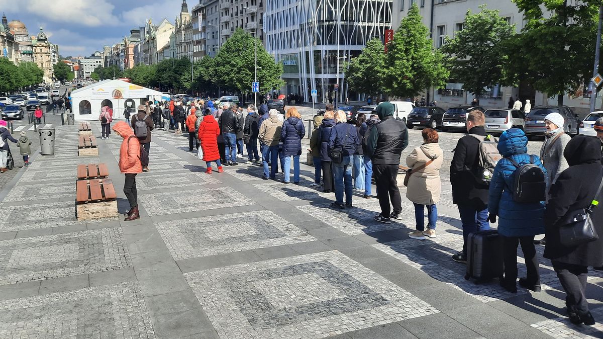 Stovky lidí chtějí vyšetřit znaménka. Fronta zabrala třetinu Václavského náměstí